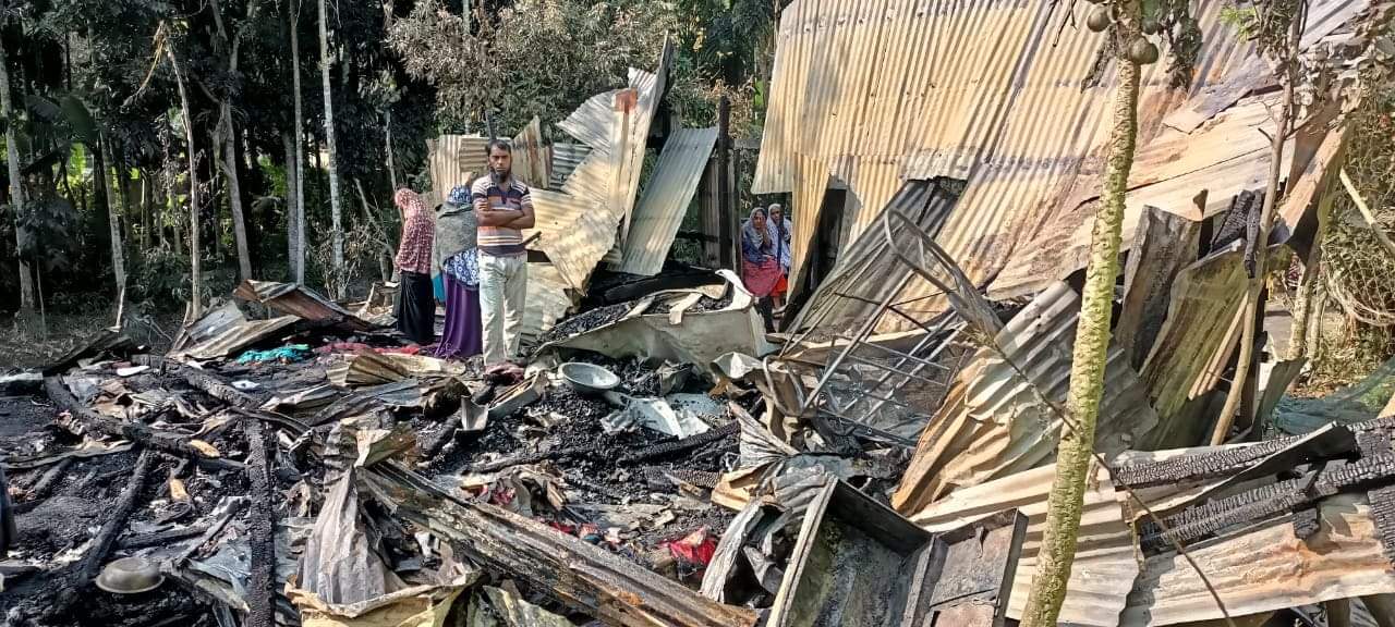 মির্জাগঞ্জে আগুনে পুড়ে বসতঘর ছাই