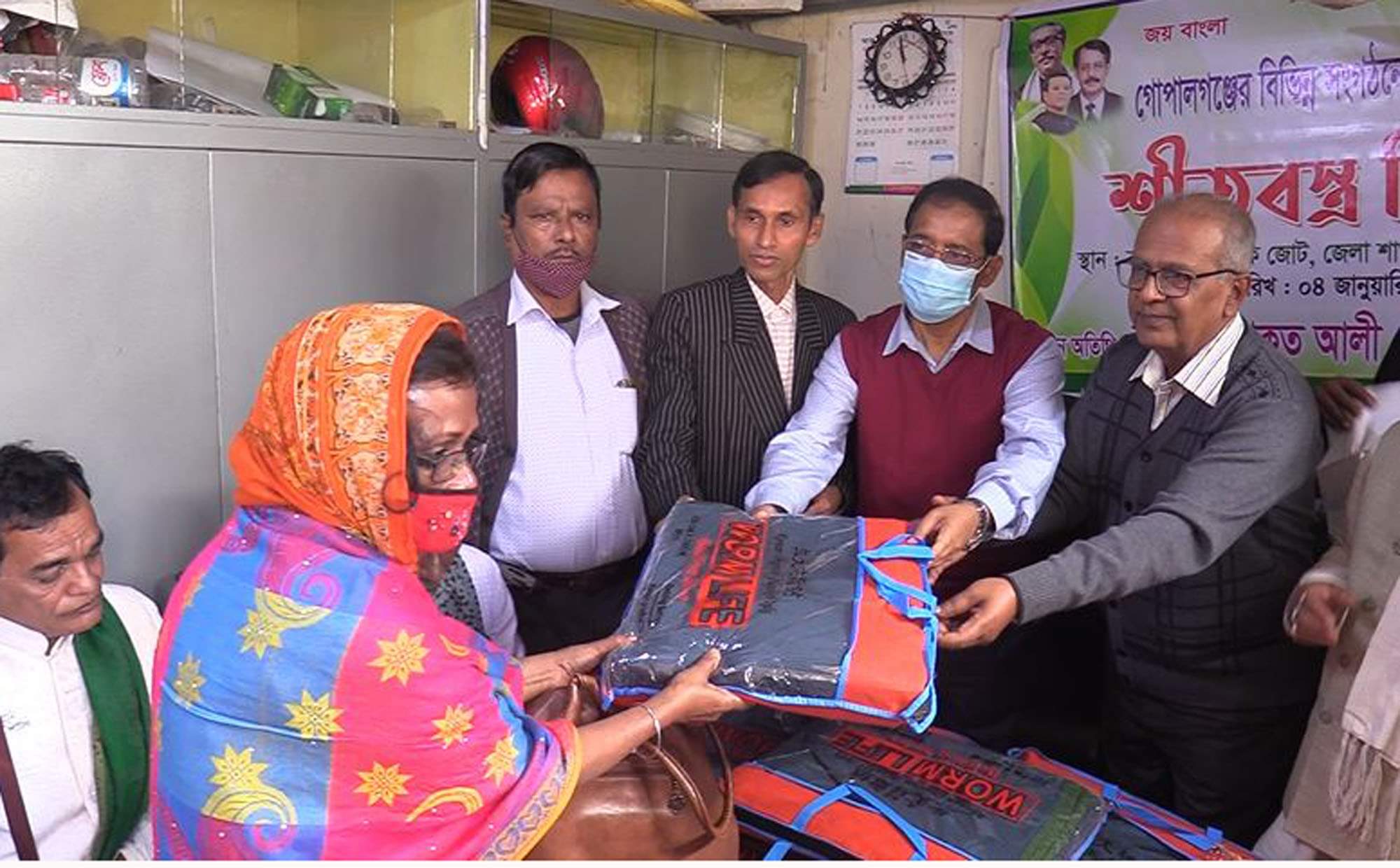 গোপালগঞ্জে শতাধিক দু:স্থ সাংস্কৃতিক কর্মী পেল কম্বল