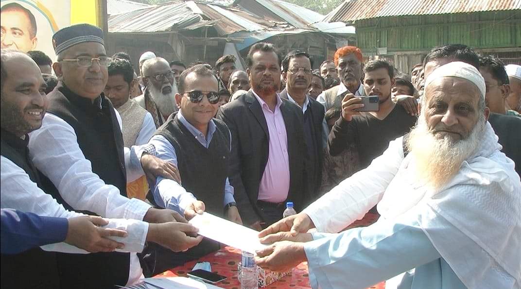 বোরহানউদ্দিনে  অগ্নিকাণ্ডে ক্ষতিগ্রস্তদের  মাঝে এমপি মুকুলের নগদ অর্থ সহায়তা