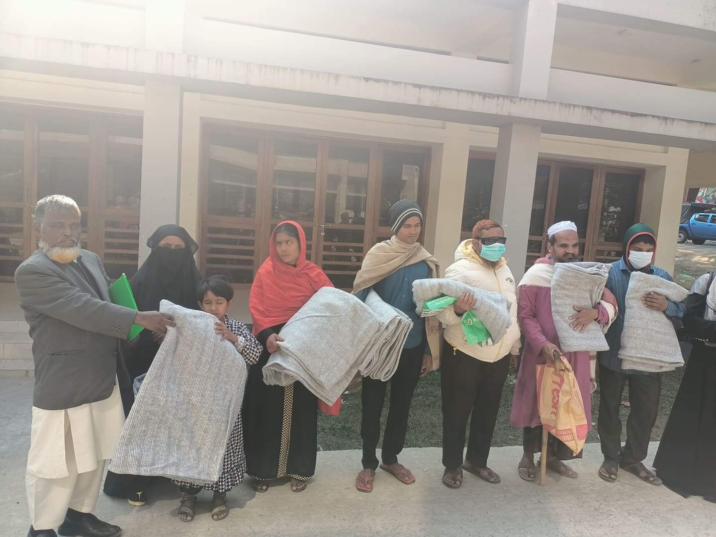 উজিরপুরে প্রতিবন্ধীদের মাঝে কম্বল বিতরন