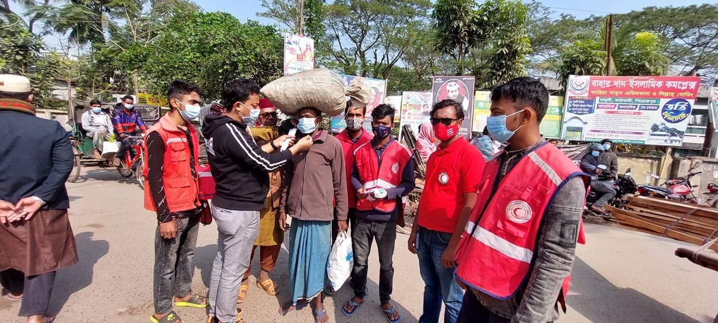কাউখালীতে করোনা সংক্রমণ প্রতিরোধে জনসাধারণের মাঝে ভাইস চেয়ারম্যান সুমনের মাস্ক বিতরন