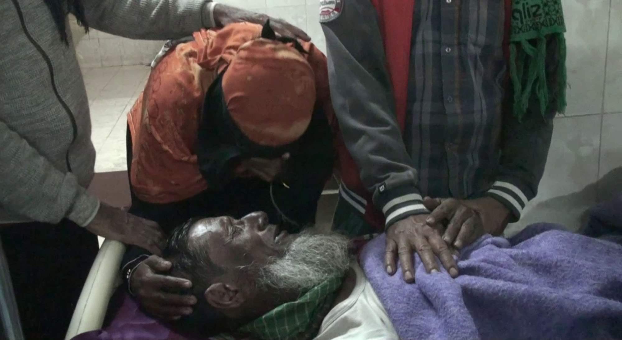 গোপালগঞ্জে দুই পক্ষের পক্ষে সংঘর্ষে পুলিশসহ আহত অধর্শতাধিক