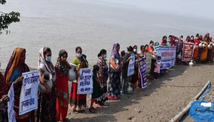 মোংলায় সুপেয় পানি ও জলবায়ু ন্যায্যতার দাবীতে মানববন্ধন