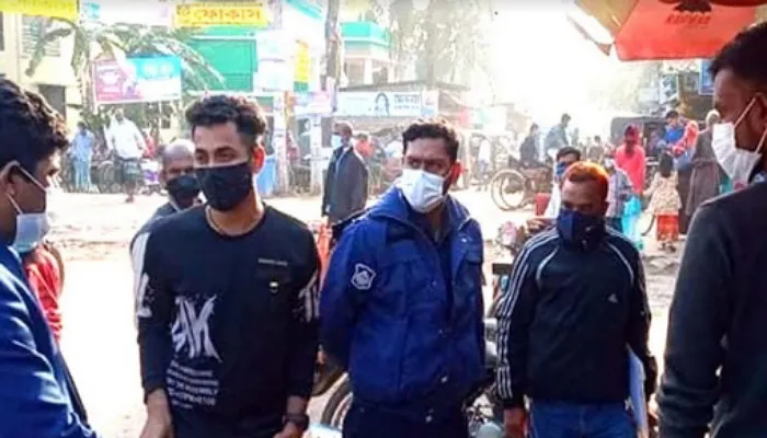 মাস্ক না থাকায় ফকিরহাটে ১১জনকে জরিমানা