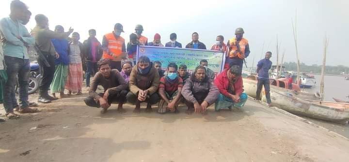 পশুর নদী থেকে ১০ লাখ পোনাসহ ৯ জেলে আটক