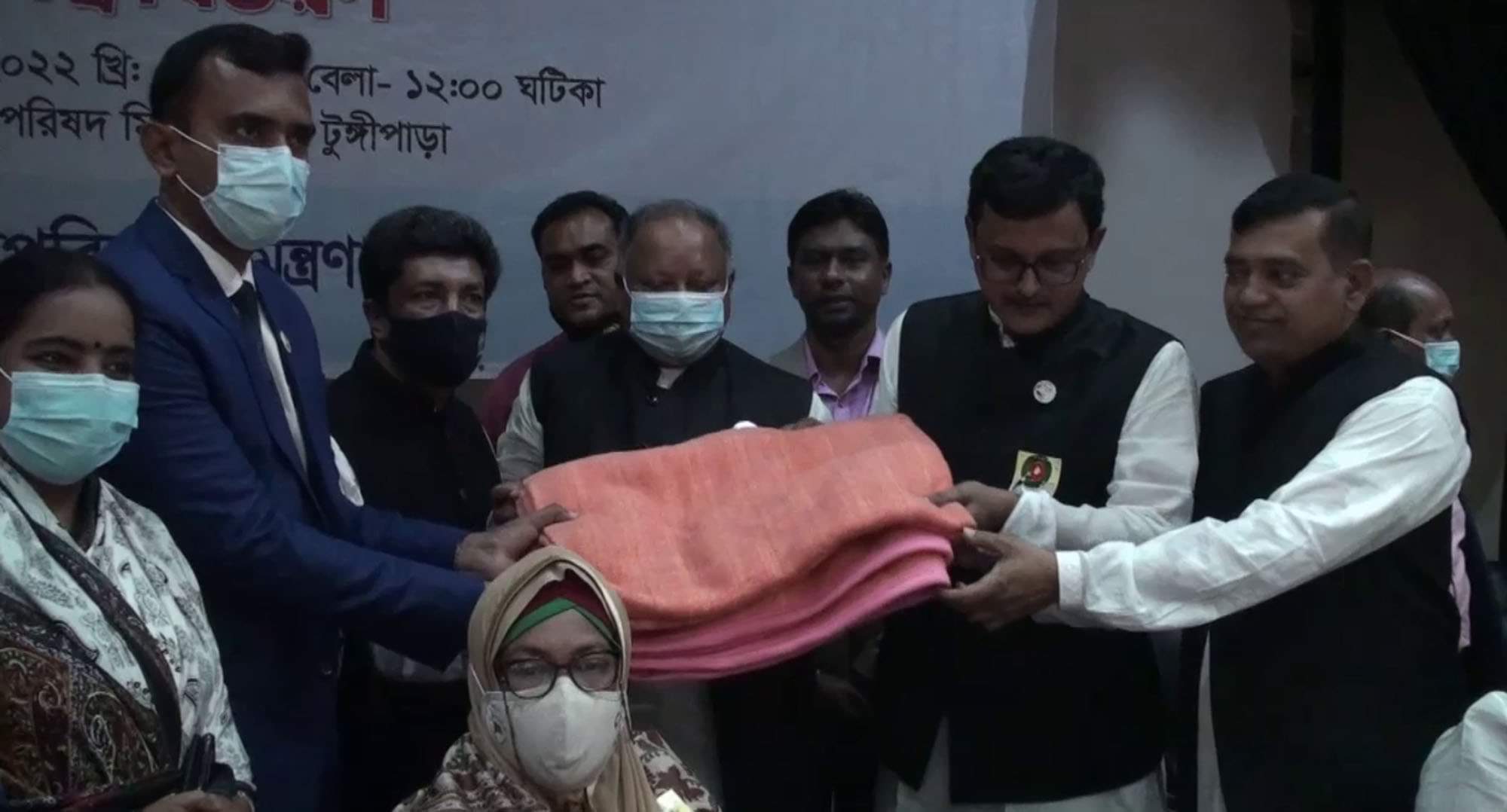 টুঙ্গিপাড়ায় নৌ পরিবহন প্রতিমন্ত্রীর শীতবস্ত্র বিতরন