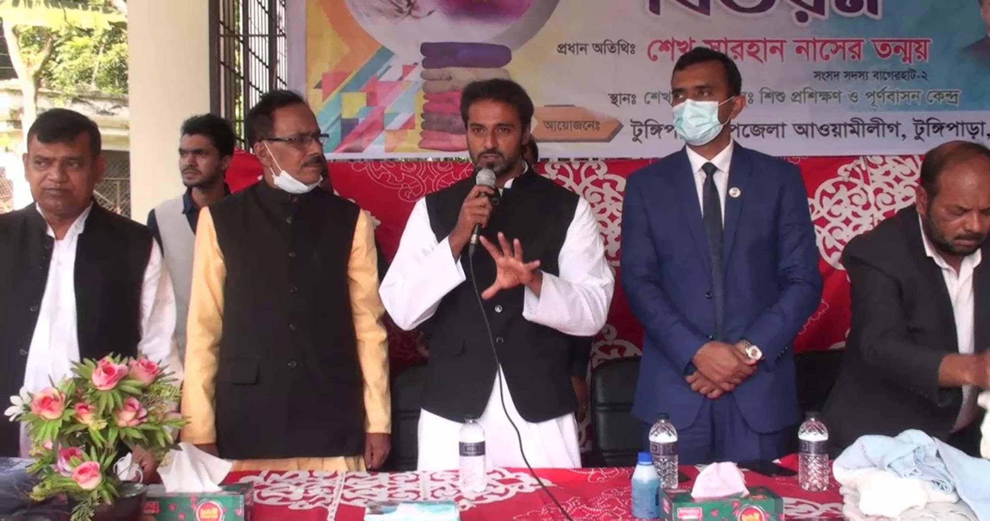 টুঙ্গিপাড়ায় ৪’শ শিশুদের মাঝে শীতবস্ত্র বিতরণ