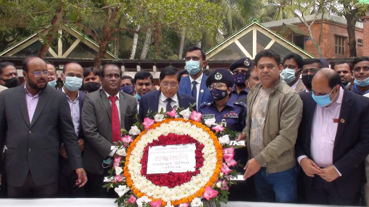 বঙ্গবন্ধুর সমাধিতে যুব ও ক্রীড়া মন্ত্রণালয়ের সচিবের শ্রদ্ধা