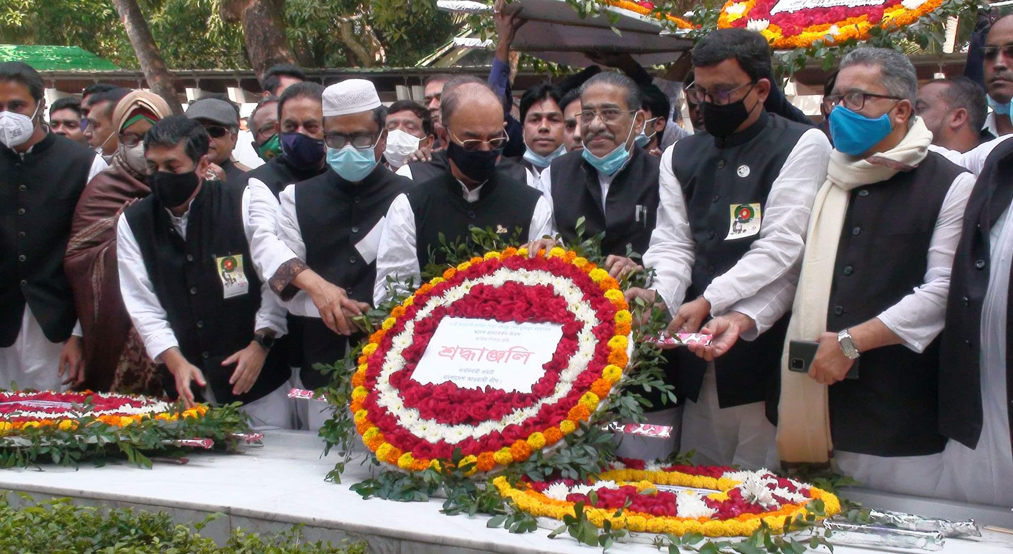টুঙ্গিপাড়ায় বঙ্গবন্ধুর সমাধিতে কেন্দ্রীয় আওয়ামী লীগের শ্রদ্ধা