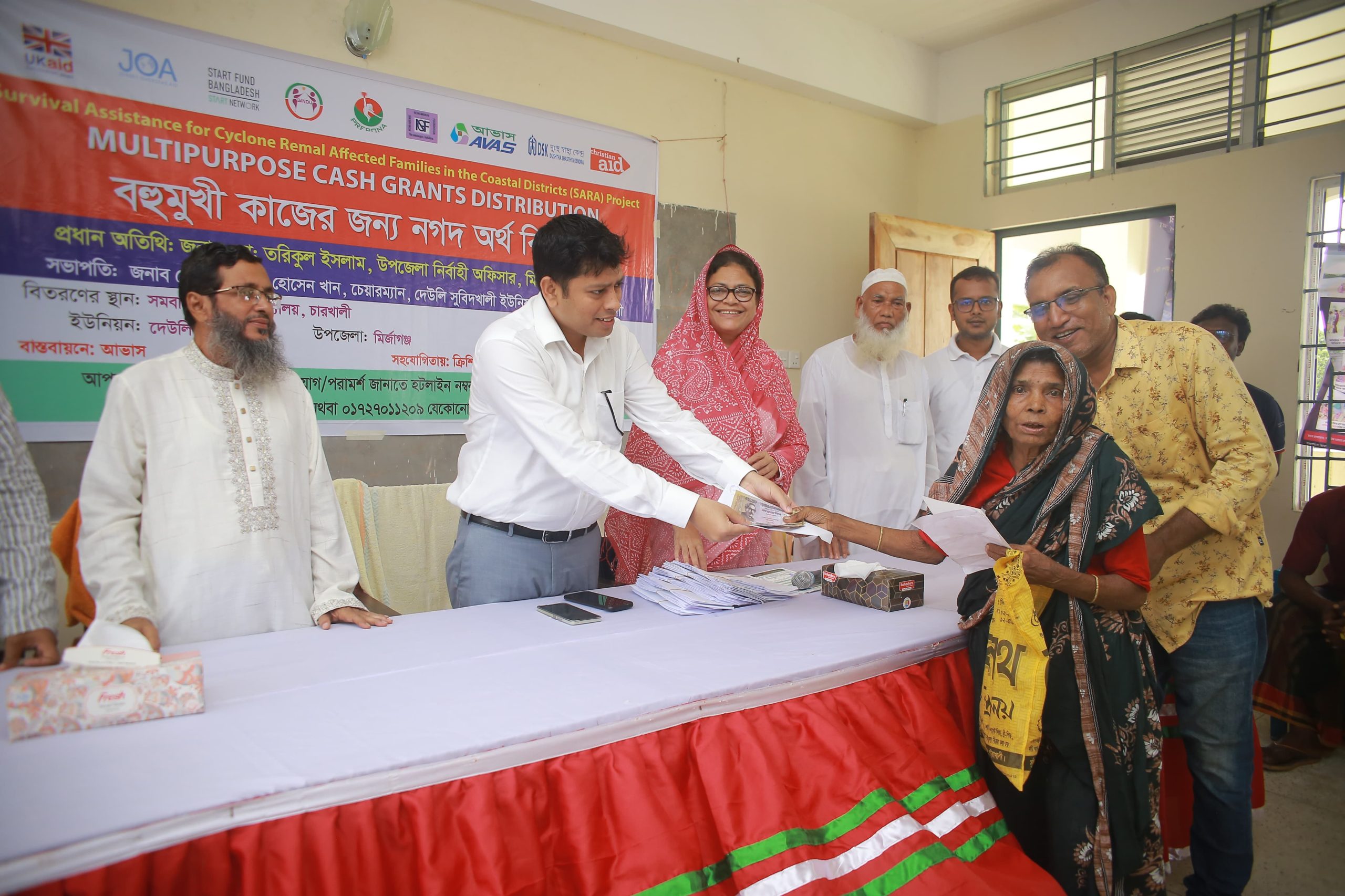 মির্জাগঞ্জে ১০৮ পরিবারে আভাসের অর্থ সহায়তা
