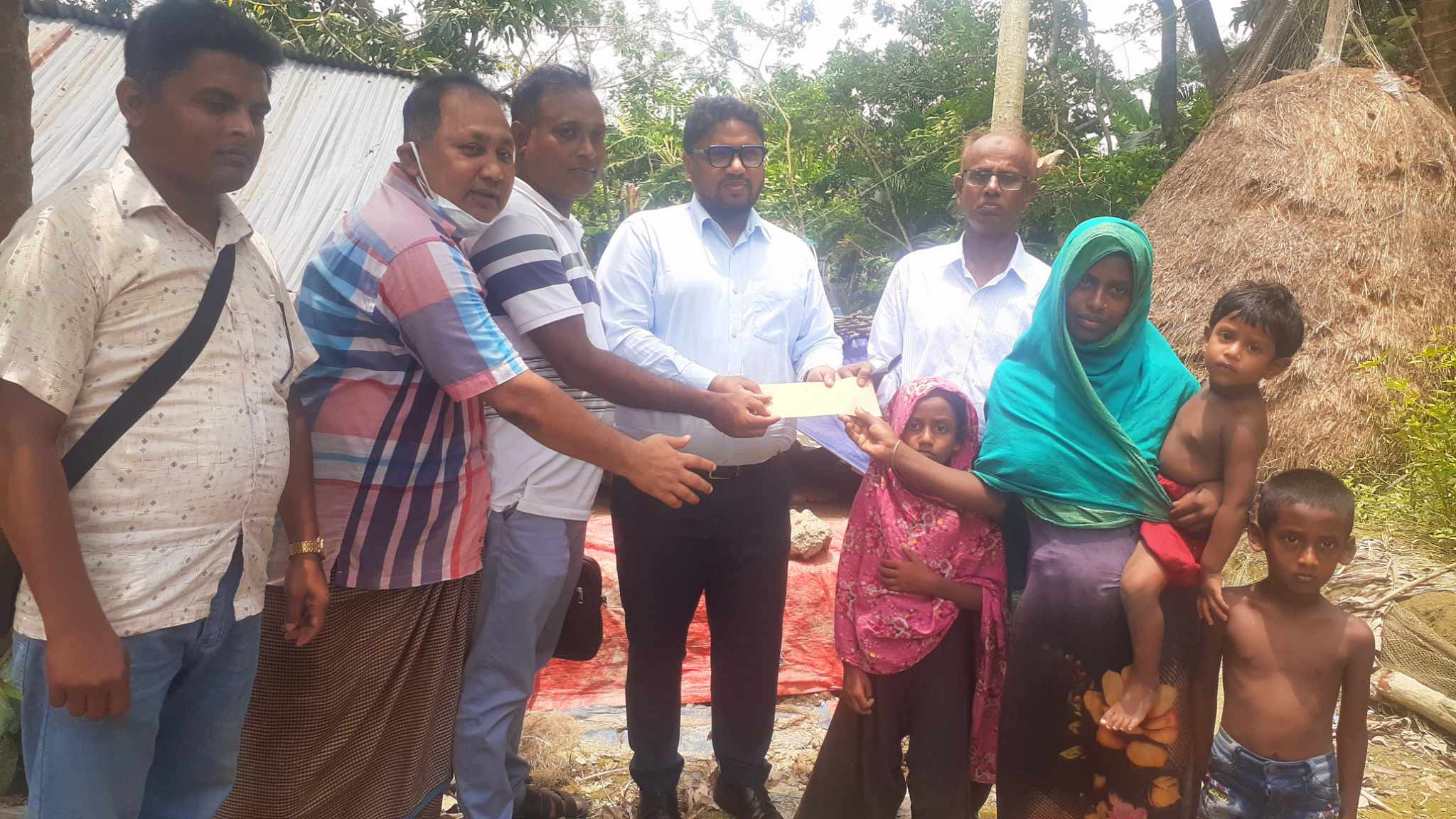 ঘূর্ণিঝড় রিমালে সব হারিয়ে নিঃস্ব ক্ষতিগ্রস্ত পরিবারের পাশে দাড়ালেন ইউএনও