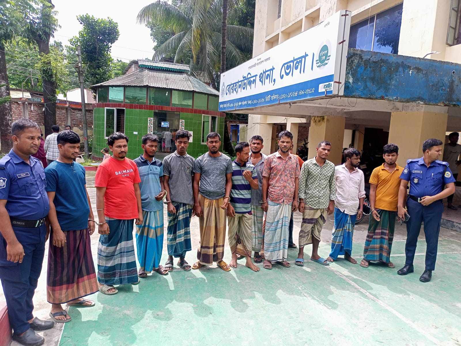 বোরহানউদ্দিন থানা পুলিশের বিশেষ অভিযানে জুয়ার আসর থেকে ১৩ জুয়ারী আটক