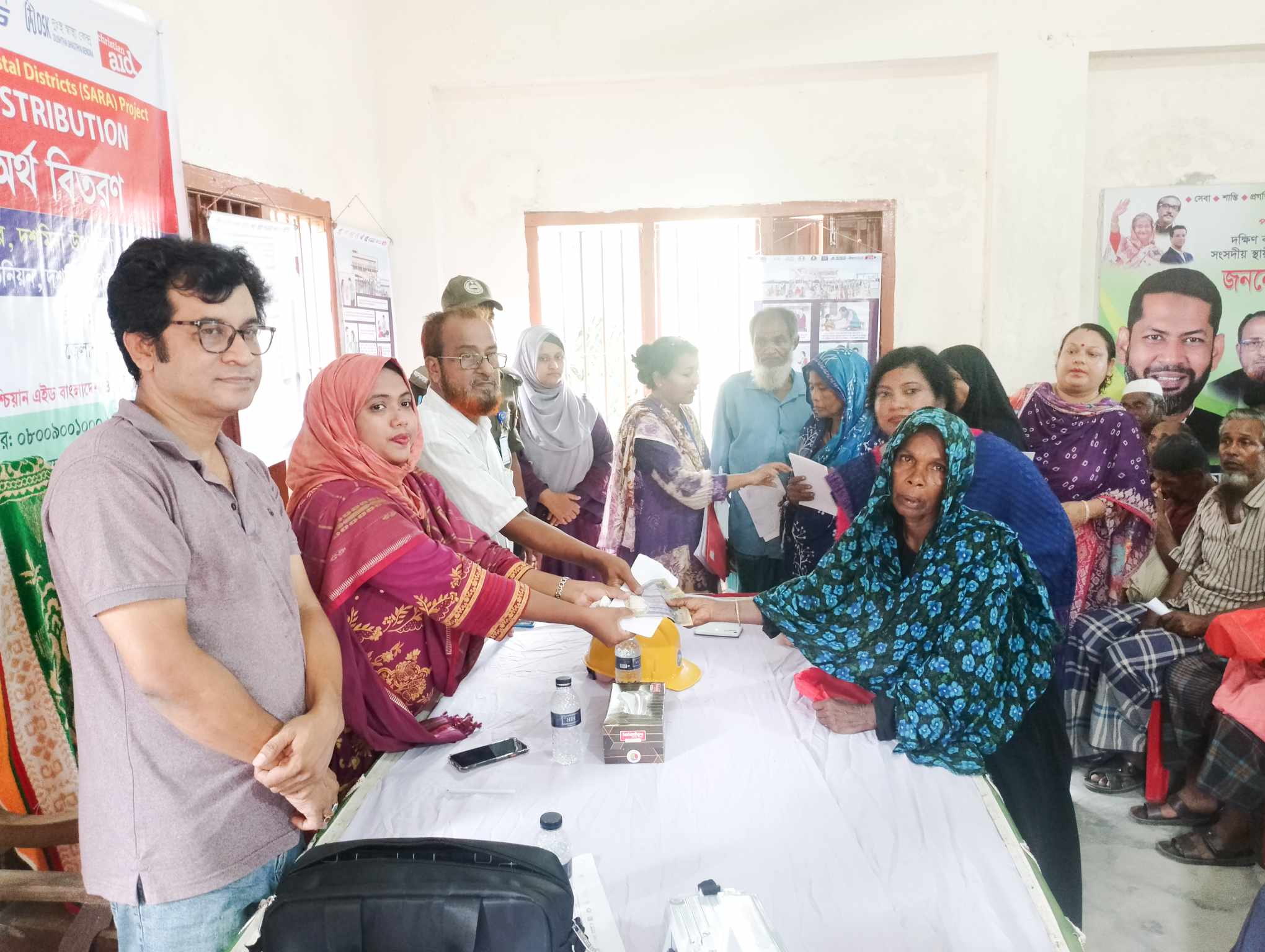 দশমিনায় ঘূর্ণিঝড় রিমেলে ক্ষতিগ্রস্তদের মাঝে নগদ অর্থ বিতরণ