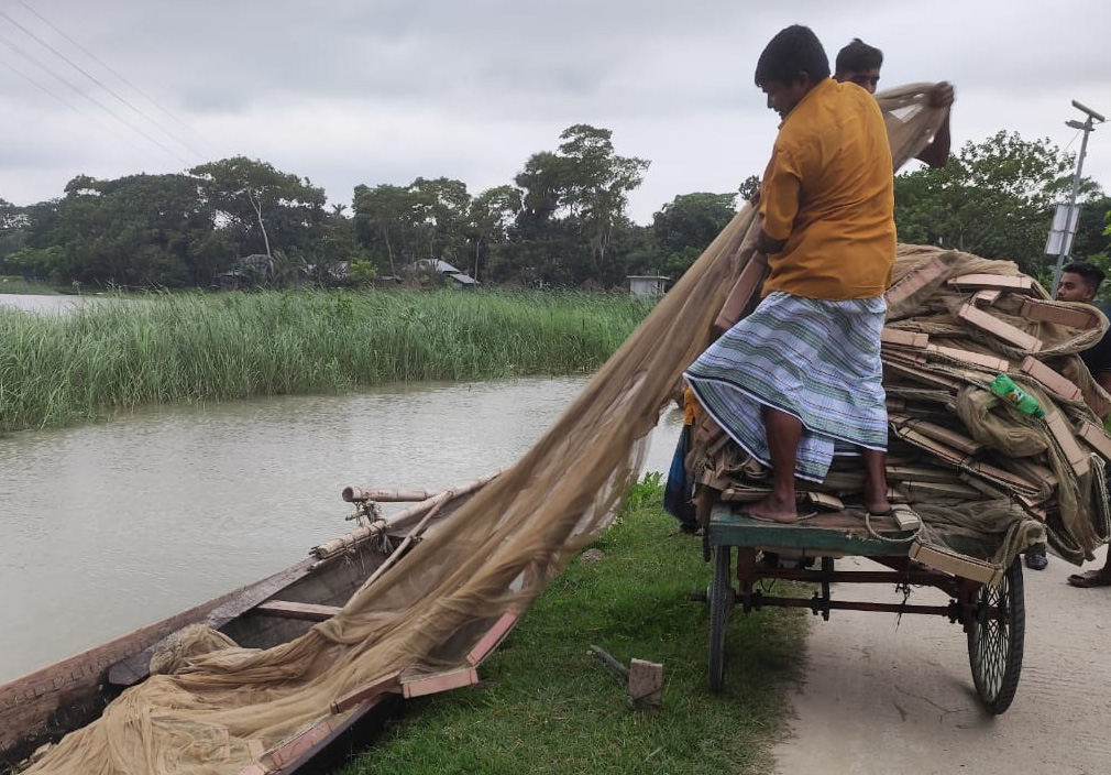 বরিশালে জালসহ ট্রলার জব্দ