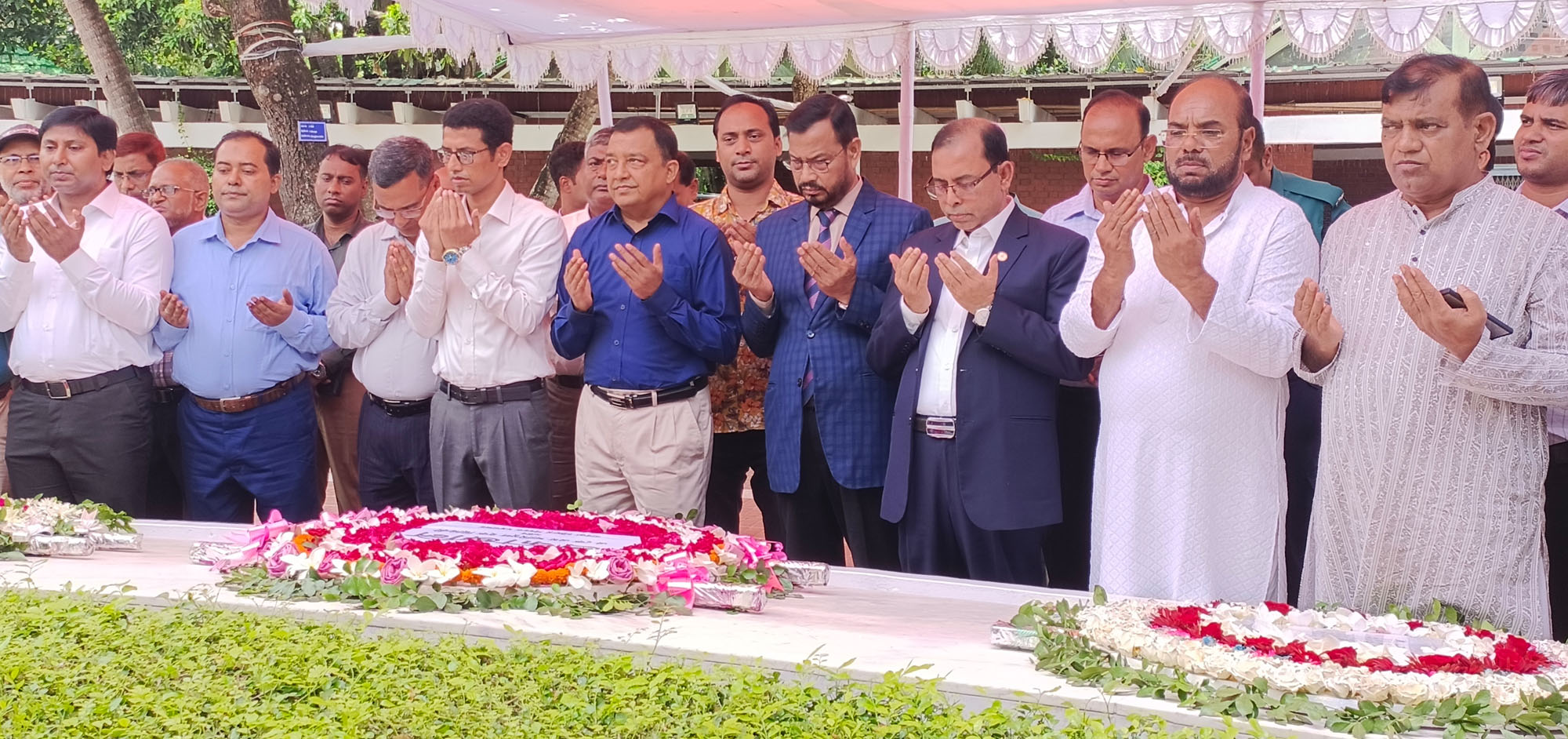 টুঙ্গিপাড়ায় বঙ্গবন্ধুর সমাধিতে তিন সচিবের শ্রদ্ধা