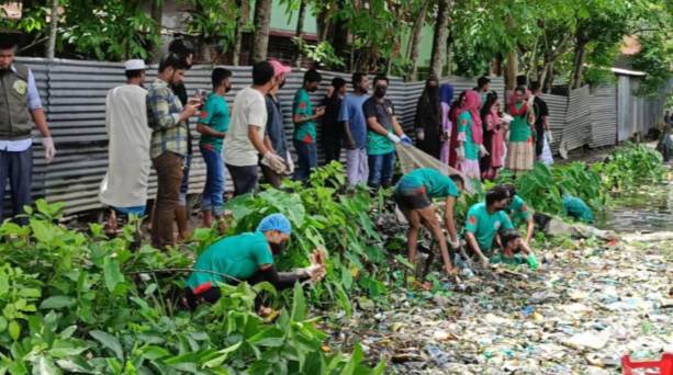 গলাচিপায় ভাইরাল হওয়া ময়লার পুকুর পরিষ্কার করলো বিডি ক্লিন
