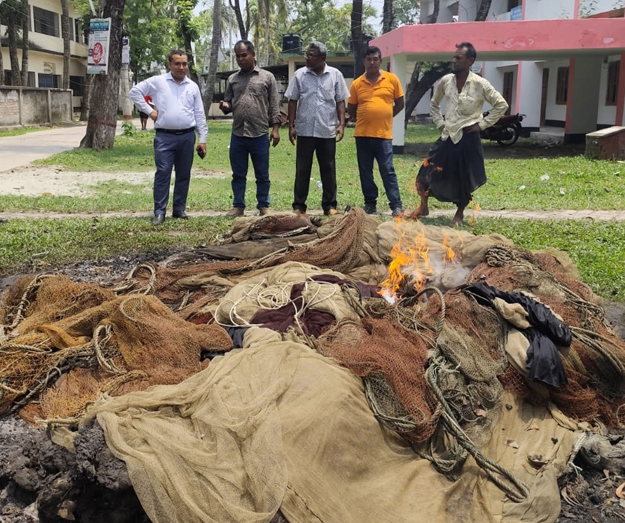 ১২ লাখ টাকার অবৈধ জাল জব্দ