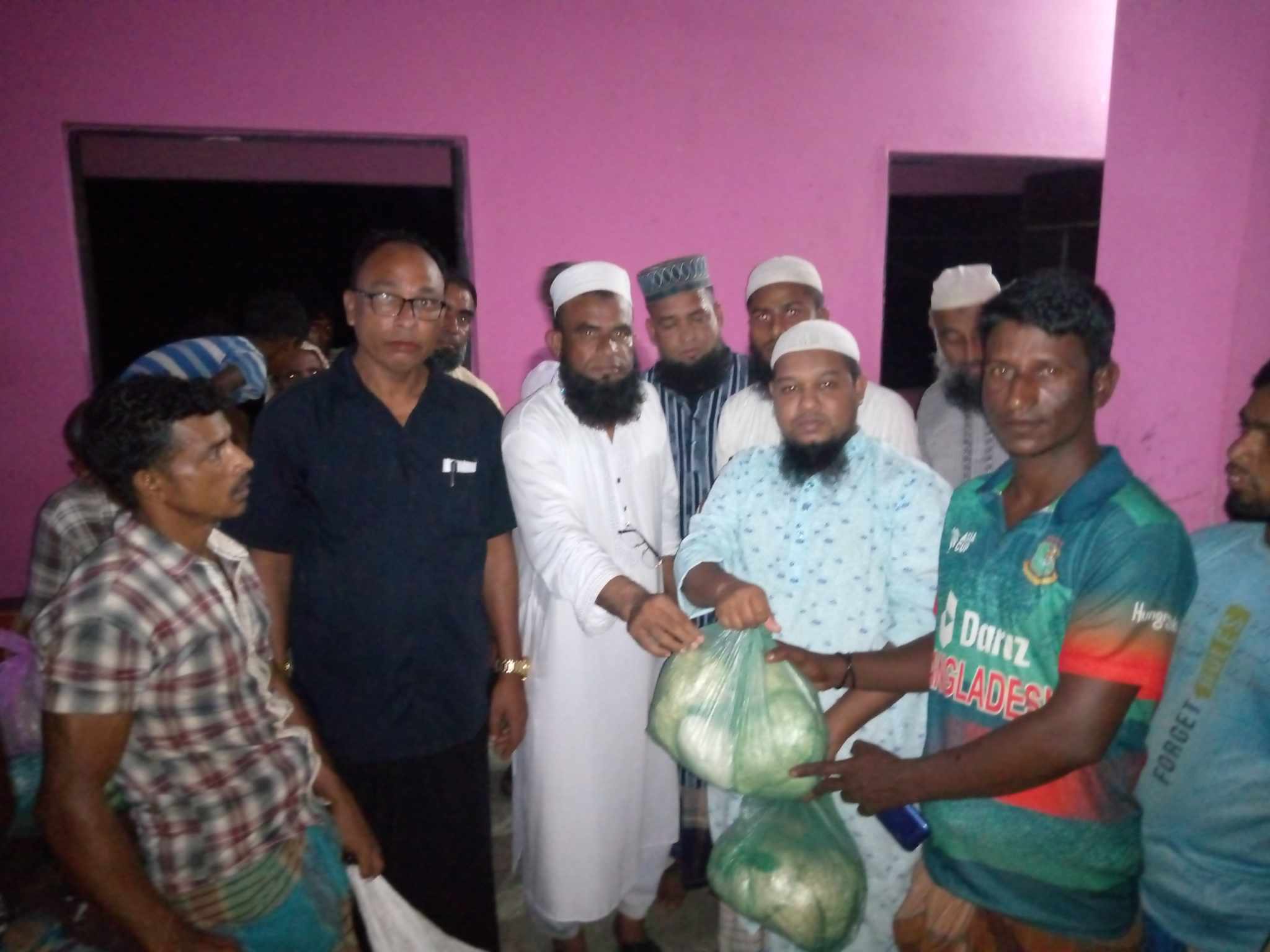 বালাগঞ্জ  উপজেলা পরিষদ এর ভাইস চেয়ারম্যান মাওলানা সৈয়দ আলী আছগর  বন্যার্তদের শুকনো খাবার  বিতরণ
