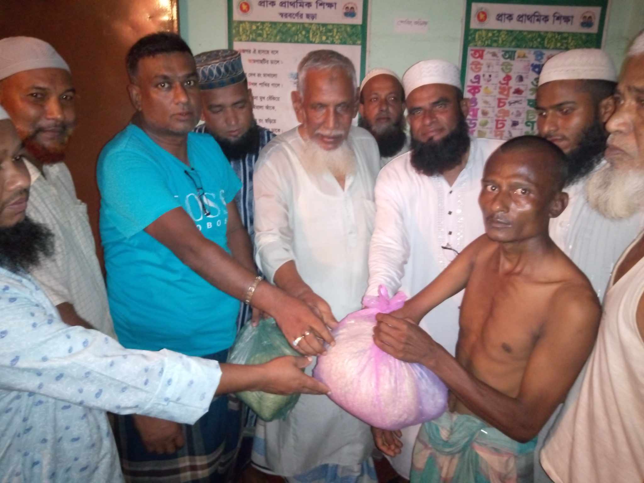 বালাগঞ্জ  উপজেলা পরিষদ এর ভাইস চেয়ারম্যান মাওলানা সৈয়দ আলী আছগর  বন্যার্তদের শুকনো খাবার  বিতরণ