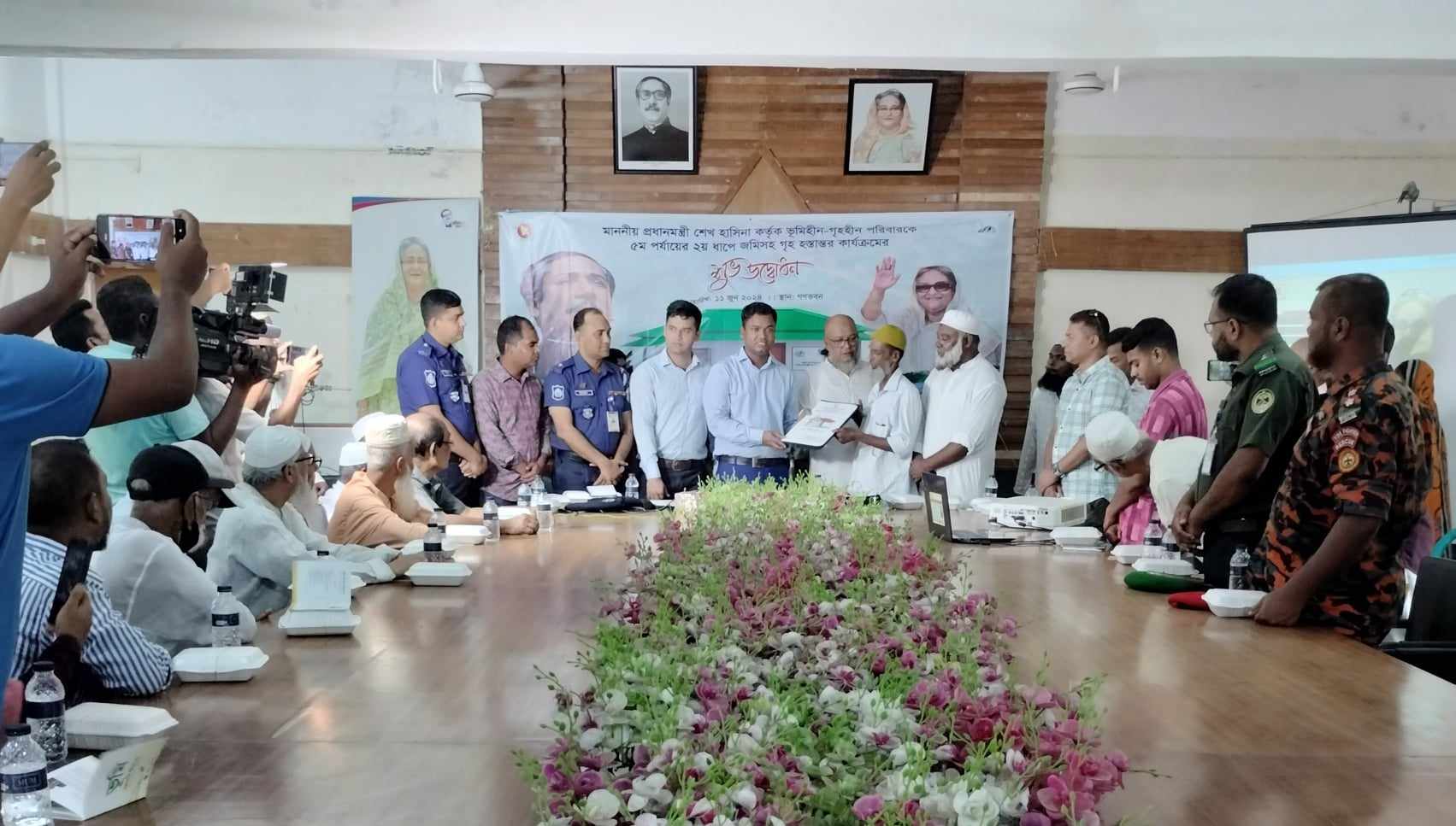 হিজলায় প্রধানমন্ত্রীর দেয়া উপহারের ঘর এর চাবি ও দলিল হস্তান্তর।