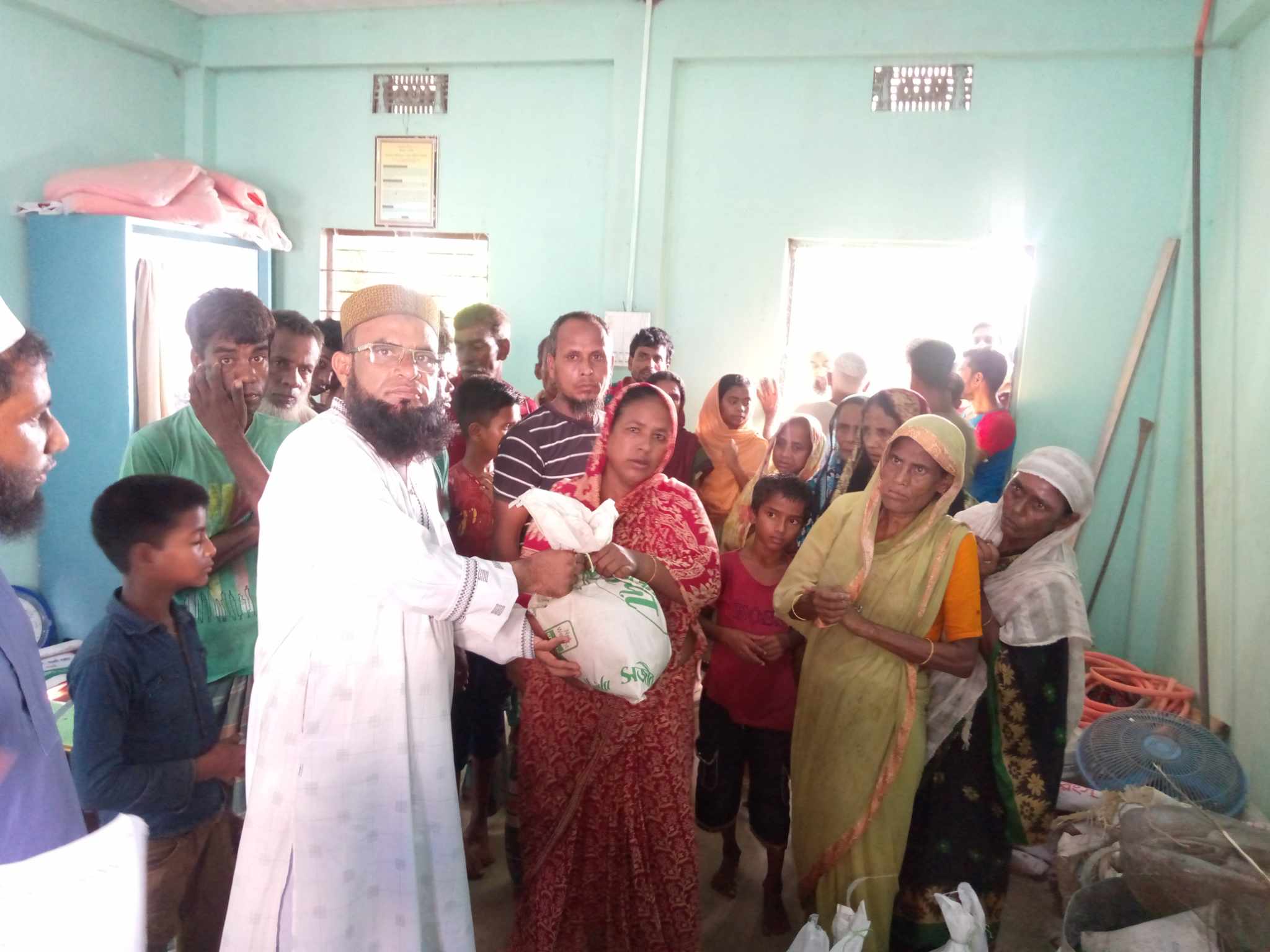 সিলেটে বন্যা কবলিত মানুষের বালাগঞ্জ উপজেলার ভাইস চেয়ারম্যান মাওলানা সৈয়দ আলী আছগর ত্রাণ সামগ্রী বিতরণ