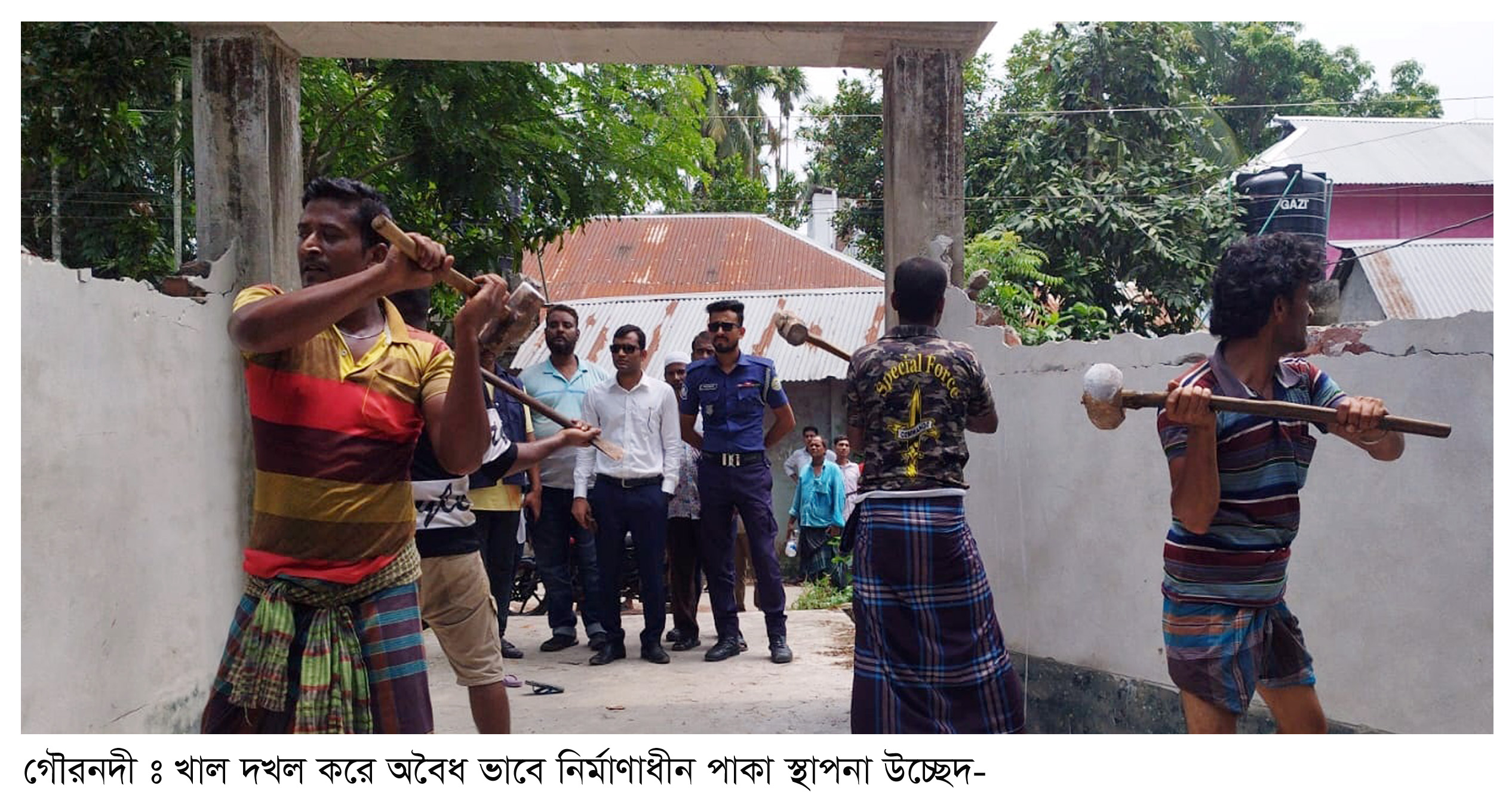 গৌরনদীতে চারটি অবৈধ স্থাপনা উচ্ছেদ