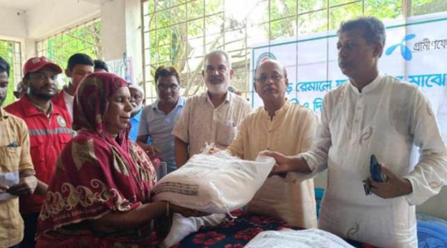 ঘূর্ণিঝড় রিমালে ক্ষতিগ্রস্ত এলাকায় ত্রাণ বিতরণ করেছে রেডক্রিসেন্ট পটুয়াখালী