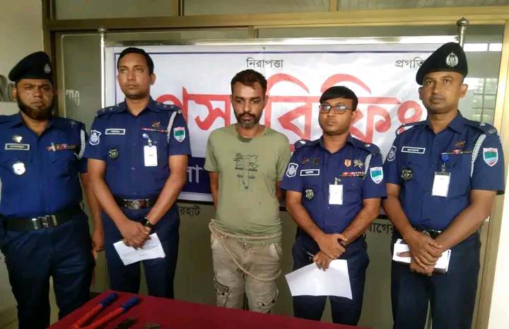 বাগেরহাটে ২৭ মামলার আসামিকে অস্ত্রসহ গ্রেফতার