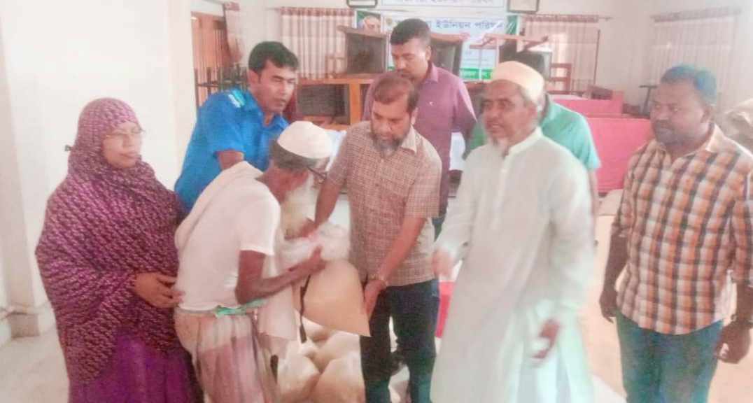 ঈদুল আজহা উপলক্ষ্যে আশুলিয়া ইউনিয়নে ভিজিএফ এর চাল বিতরণ শুরু