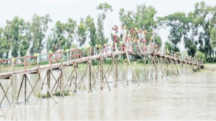 একটি কাঠের সেতুতে হাজারো মানুষের স্বস্তি
