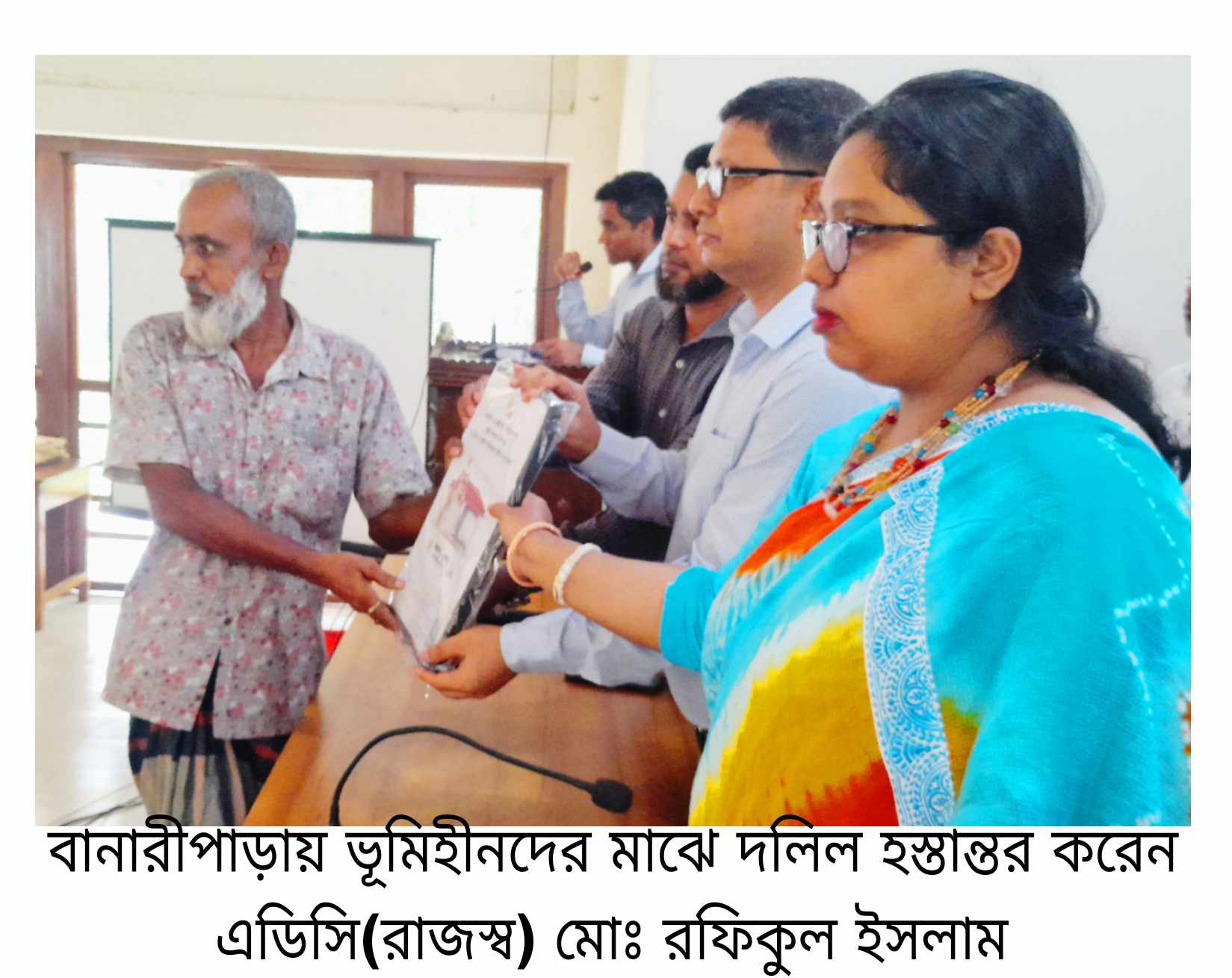বানারীপাড়ায় ভৃমিহীন-গৃহহীনদের মাঝে দলিল হস্তান্তর