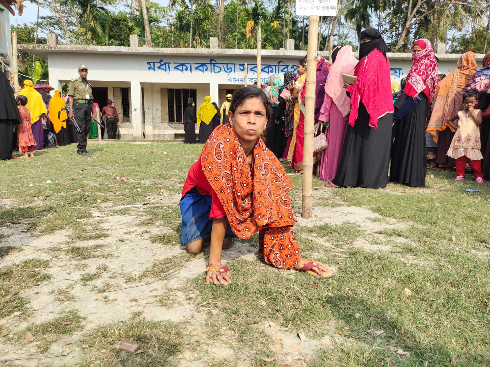 হামাগুড়ি দিয়ে ভোট কেন্দ্রে ভোট দিতে শারিরীক প্রতিবন্ধী শ্যামলী