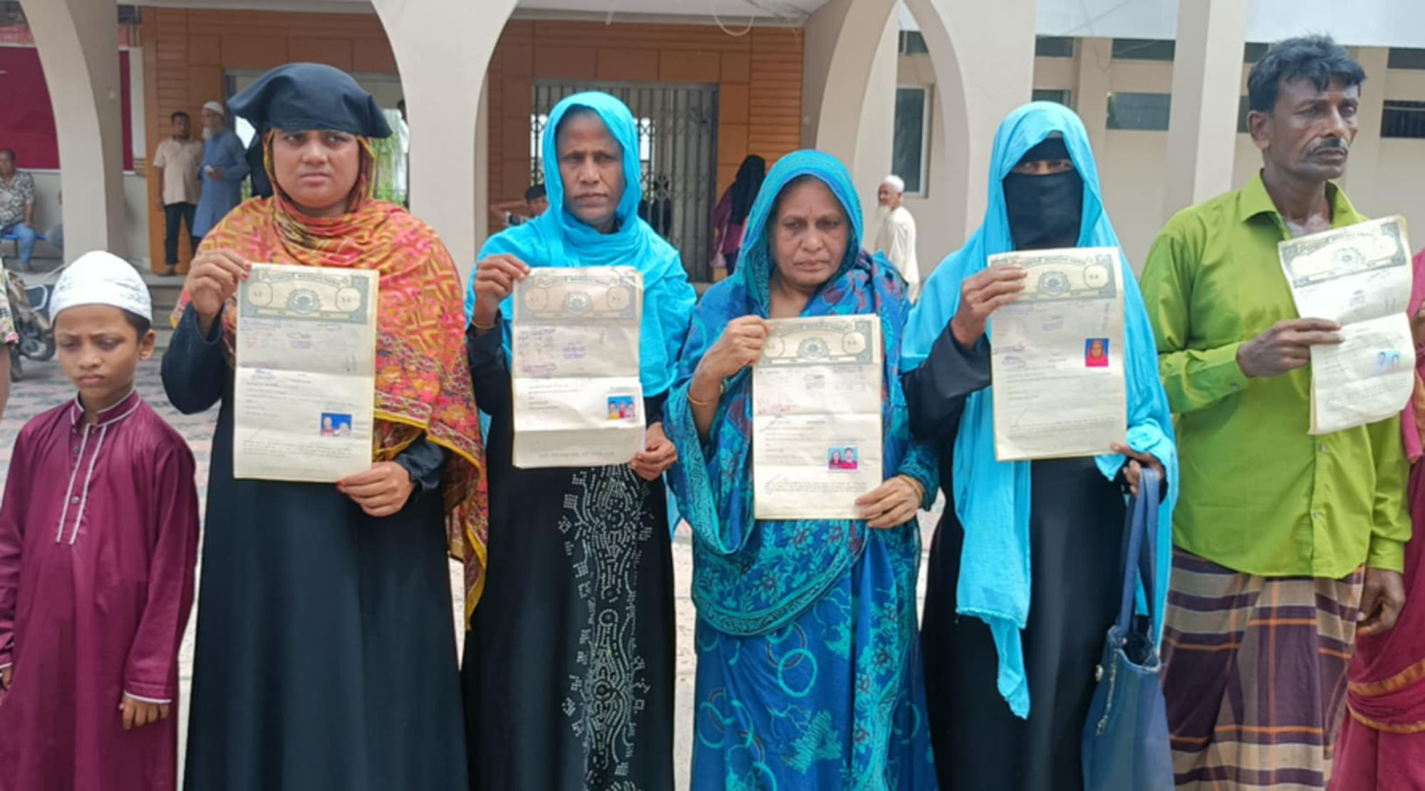 গোপালগঞ্জে বন্দোবস্ত পাওয়া জমি দখলমুক্ত ও ভূমিদস্যূদের হাত থেকে বাঁচার দাবীতে ভুক্তভোগী ভূমিহীন ৯টি পরিবারের মানববন্ধন
