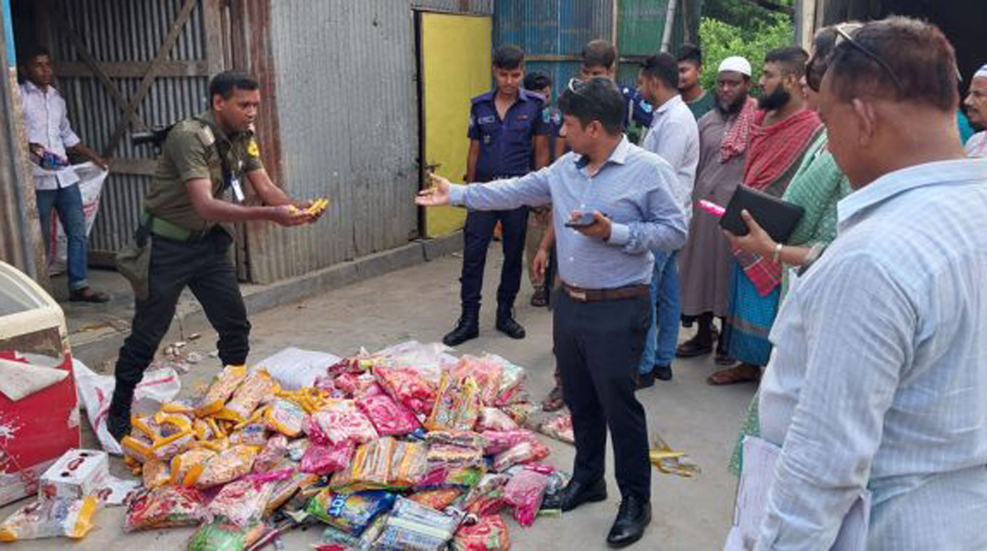 গোপালগঞ্জে অনুমোদনহীন চার আইসক্রিম কারখানা মালিককে ৩ লাখ টাকা, কারখানা সিলগালা