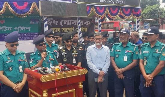 ঈদে ঘরমুখো মানুষের হয়রানী ও টিকেট কালোবাজারী বন্ধে পুলিশ ও র‌্যাবের সাব-কন্ট্রোল রুম চালু