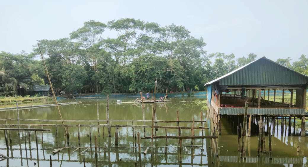 আগৈলঝাড়ায় অবৈধ ড্রেজার দিয়ে বালু উত্তোলন  লিখিত অভিযোগ দায়ের  