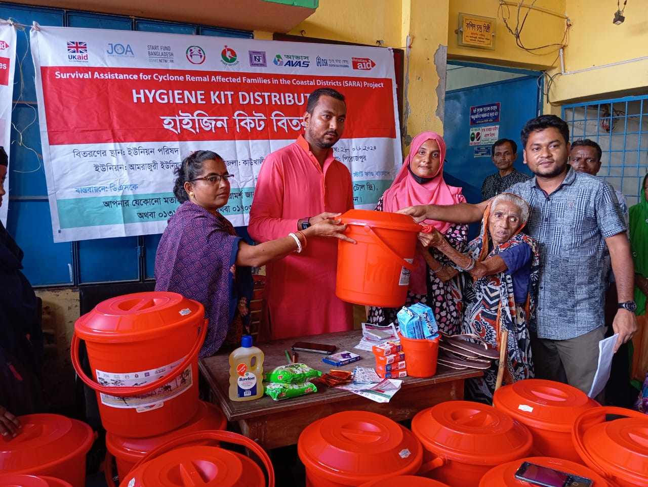কাউখালীর আমরাজুড়ি ইউনিয়নে ঘূর্ণিঝড় রিমালে ক্ষতিগ্রস্থদের মাঝে  হাইজিন কিট বিতরন