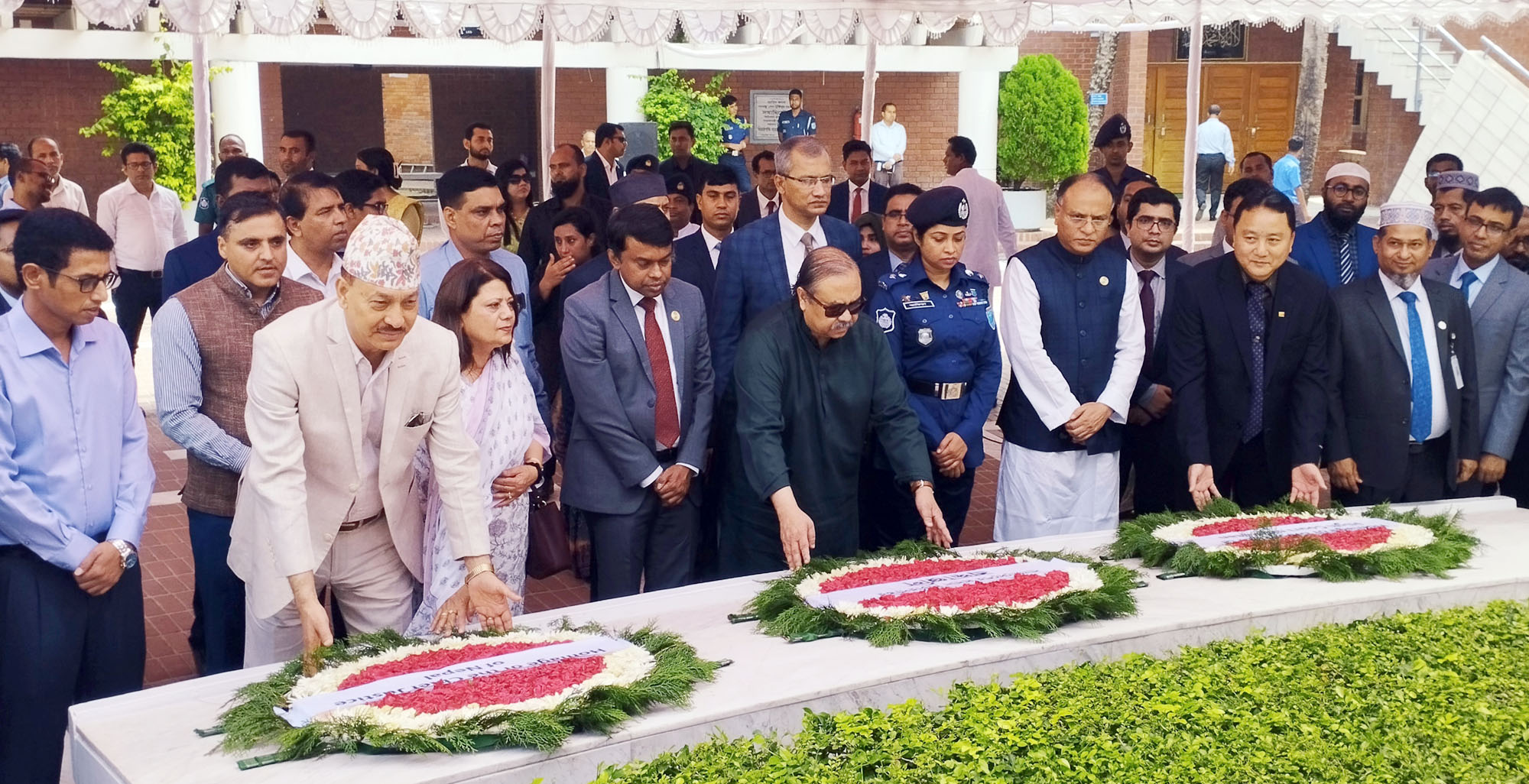 বঙ্গবন্ধুর সমাধিতে বাংলাদেশ ও নেপালের প্রধান বিচারপতি এবং ভুটানের হাইকোর্টের বিচারপতির শ্রদ্ধা