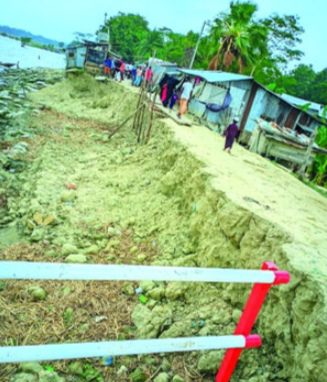 টেকসই বেড়িবাঁধ নির্মাণ দাবি বন্যা এলেই বেড়িবাঁধ রক্ষায় তোড়জোড়