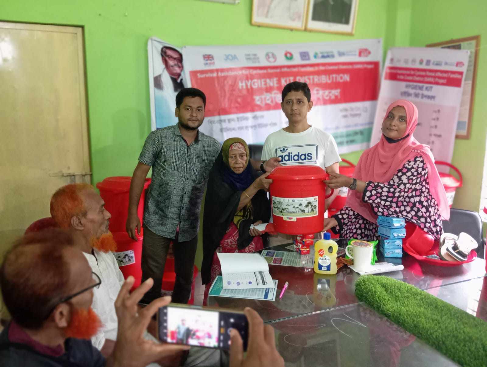 কাউখালীতে  ঘূর্ণিঝড় রিমালে ক্ষতিগ্রস্থ ১১২ পরিবারের মাঝে  হাইজিন কিট বিতরন