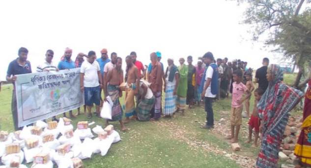 রাঙ্গাবালীতে ঘূর্ণিঝড় রিমালের প্রভাবে ক্ষতিগ্রস্তদের পাশে দাঁড়াল আমরাই কিংবদন্তী ফাউন্ডেশন