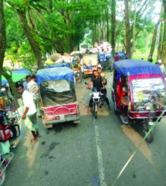 প্রশাসনের নীরব ভূমিকা সড়কের ওপর বাজার, দীর্ঘ যানজটে মানুষের ভোগান্তি