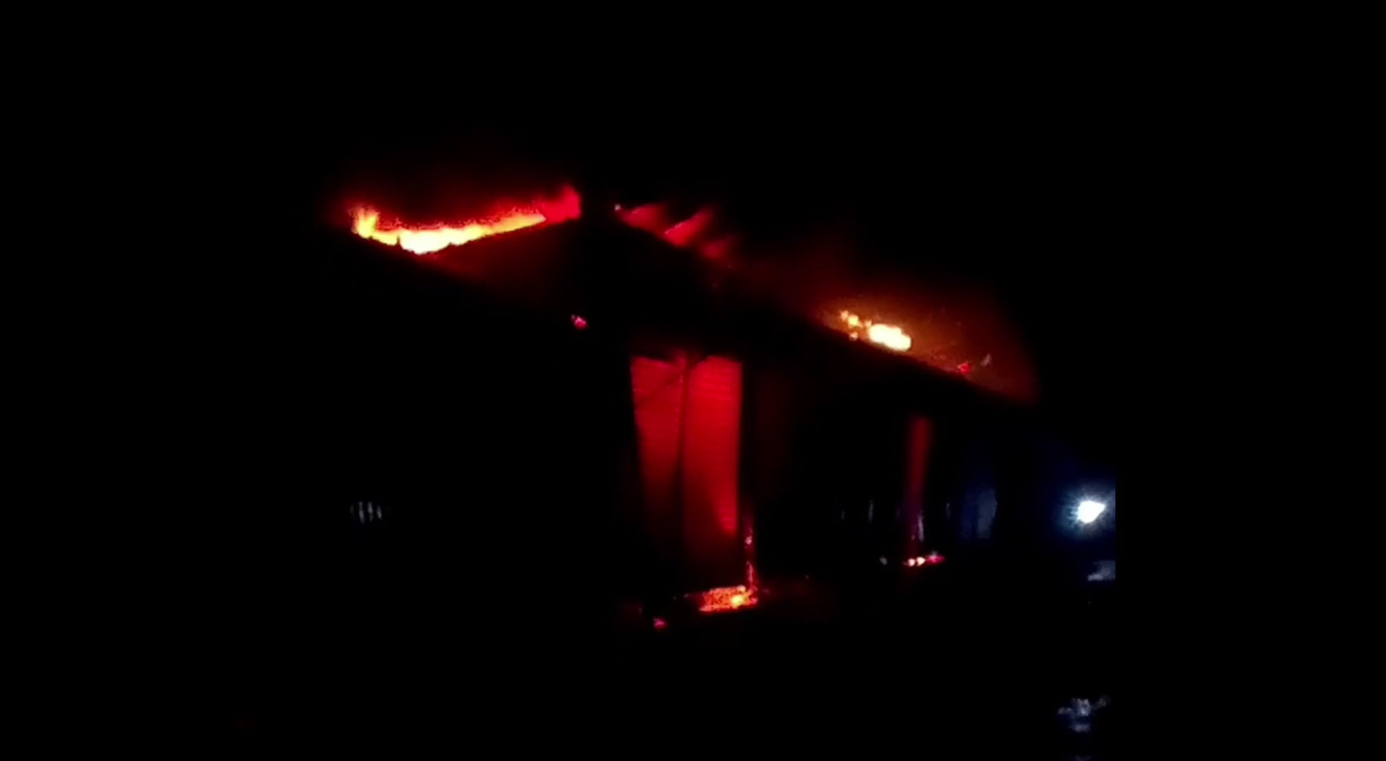 গোপালগঞ্জে আগুনে পুড়ে গেছে ৬টি দোকান, ১০ লাখ টাকার ক্ষয়ক্ষতি