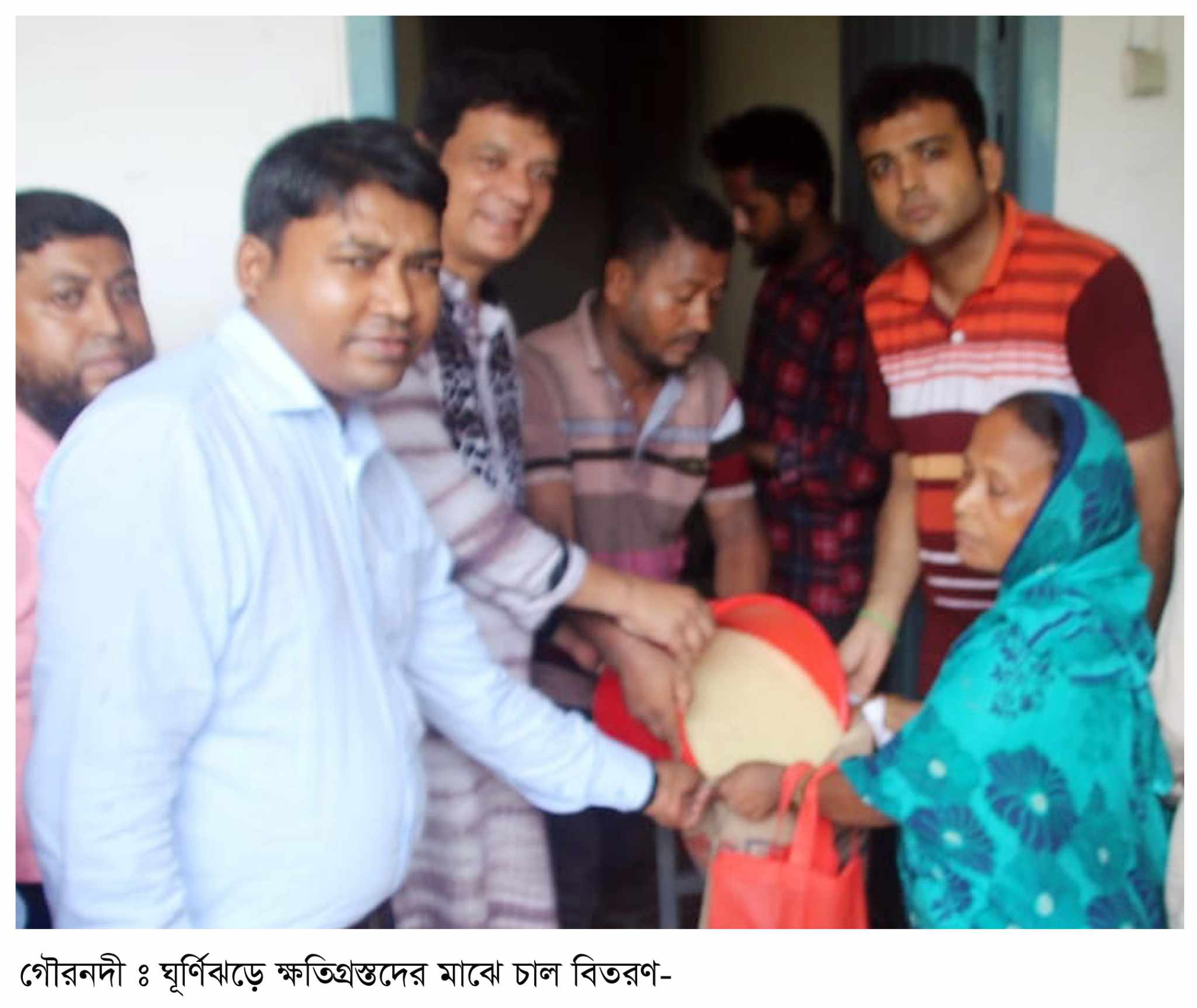 ঘূর্ণিঝড়ে ক্ষতিগ্রস্তদের মাঝে চাল বিতরণ