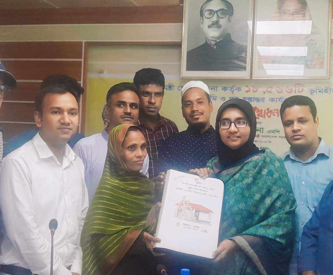 সুন্দরগঞ্জে ৫৫ ভূমিহীন পরিবারের মাঝে জমিসহ ঘরের কাগজপত্র হস্তান্তর