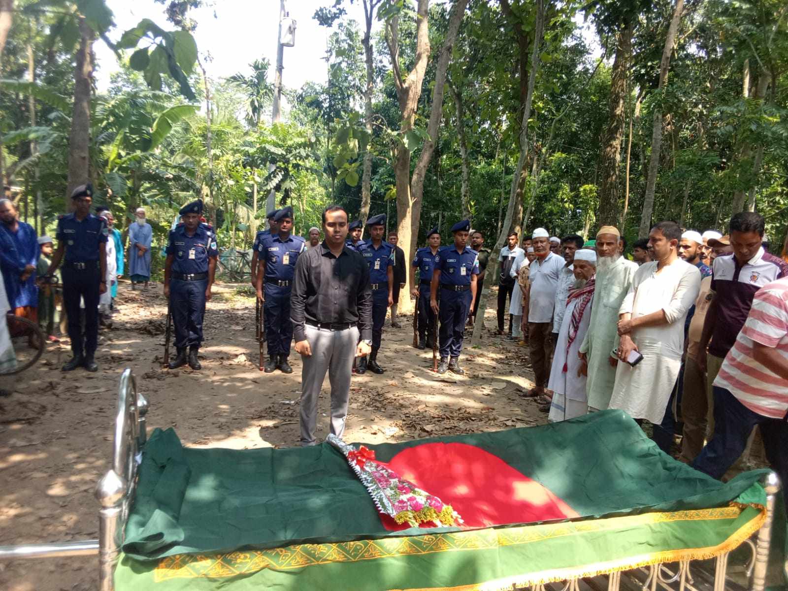 বসুন্দিয়ায় বীর মুক্তিযোদ্ধা ও প্রাক্তন সেনা সদস্য শাহাদাত হোসেন খান এর মৃত্যু রাষ্ট্রীয় মর্যাদায় দাফন সম্পন্ন