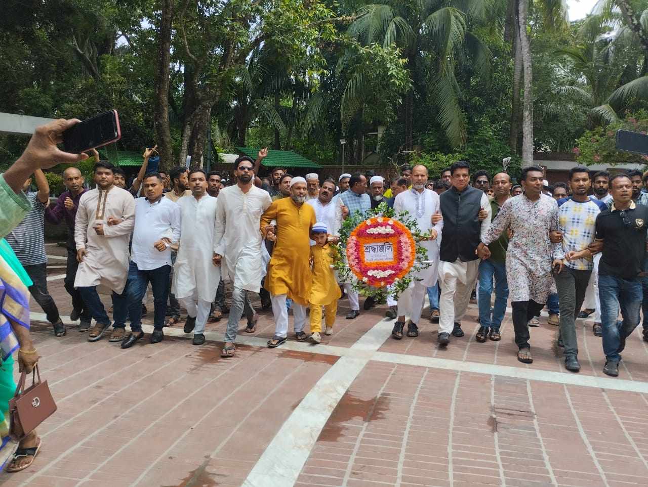 বঙ্গবন্ধুর সমাধিতে গৌরনদী পৌরসভা নবনির্বাচিত মেয়রের শ্রদ্ধা