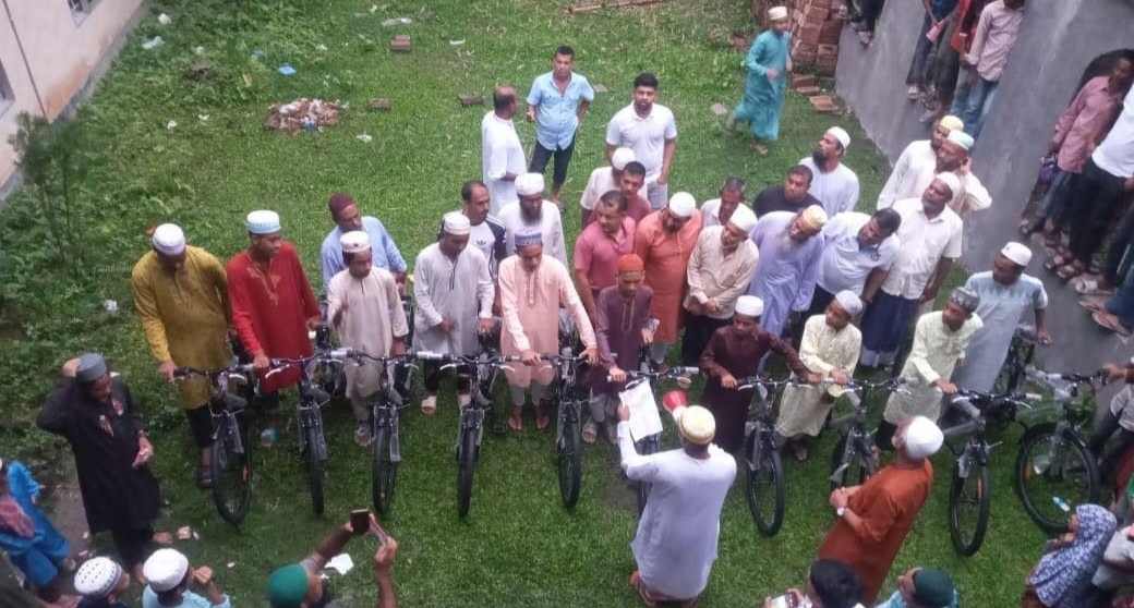 ৪১ দিন জামাতে নামাজ পড়ায় সাইকেল উপহার পেল দেড় শতাধিক তরুণ-যুবক