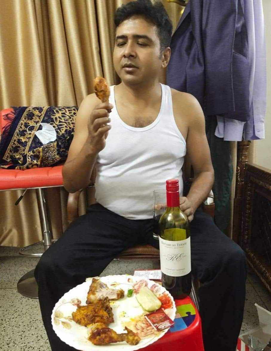 রাঙ্গাবালীতে চেয়ারম্যান প্রার্থীর মদ পানের ছবি সামাজিক যোগাযোগ মাধ্যমে ভাইরাল