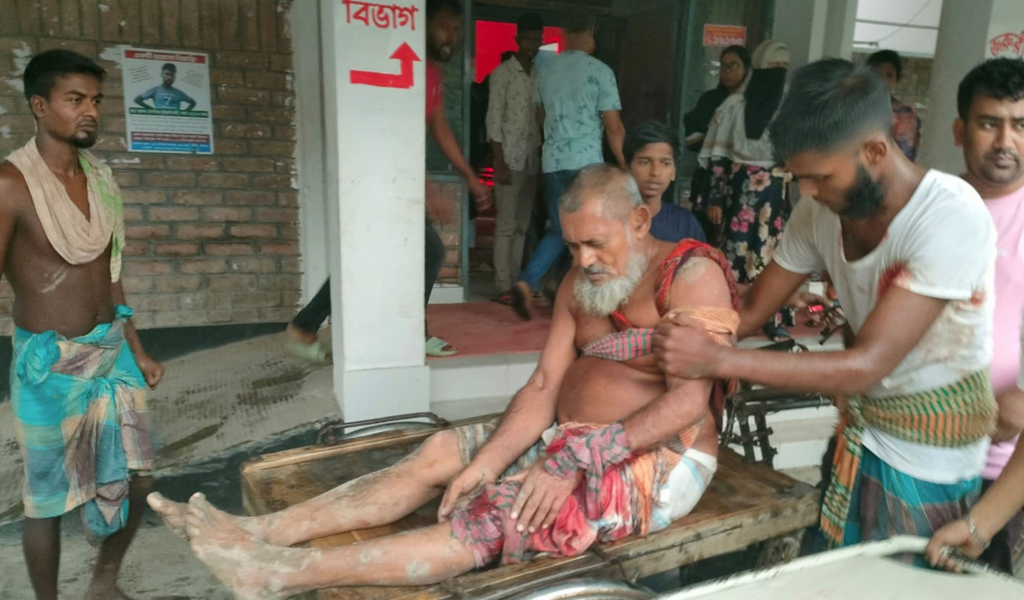 গোপালগঞ্জে জমি নিয়ে বিরোধের জেরে মুক্তিযোদ্ধা ও তার ছেলেকে কুপিয়ে জখম
